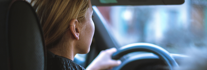 conductrice de voiture